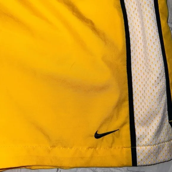 Vintage (Never Worn) Women’s XL (16/18) Nike Yellow Running Shorts