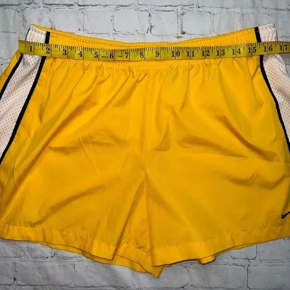 Vintage (Never Worn) Women’s XL (16/18) Nike Yellow Running Shorts